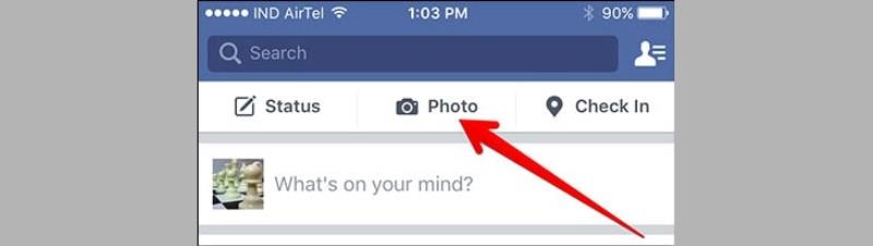 Mở ứng dụng Facebook trên thiết bị của bạn và chọn biểu tượng máy ảnh